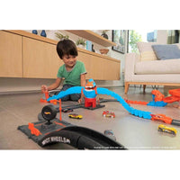 Hot Wheels City Wreck & Ride Gorilla Attack con 1 auto, conecta a otros sets, set temático estación de gasolina