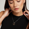 Collar con colgante Calvin Klein para mujeres: Estilo elegante con contornos escultóricos y acabado pulido