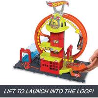Hot Wheels City con auto de juguete, elevador manual, rampa temática y conexión a otros sets, Estación de Bomberos con super loop
