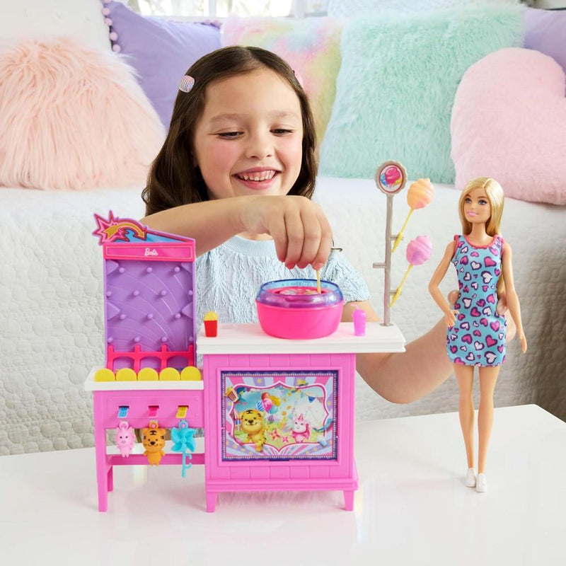 Barbie Mysteries: Muñeca Malibu y Set de Cabina de Juegos de Algodón de Azúcar con 20 Accesorios