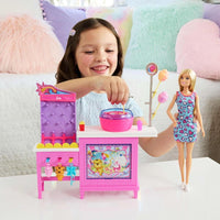 Barbie Mysteries: Muñeca Malibu y Set de Cabina de Juegos de Algodón de Azúcar con 20 Accesorios
