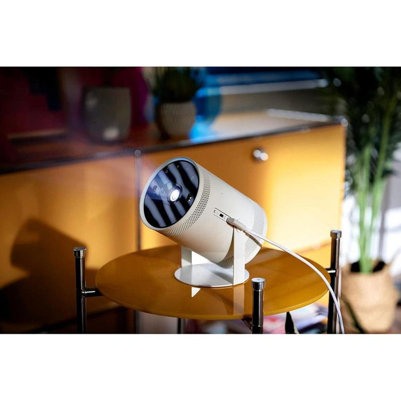 Proyector Samsung Freestyle FHD HDR portátil con sonido 360 y Alexa, ideal para cine en casa, uso interior y exterior