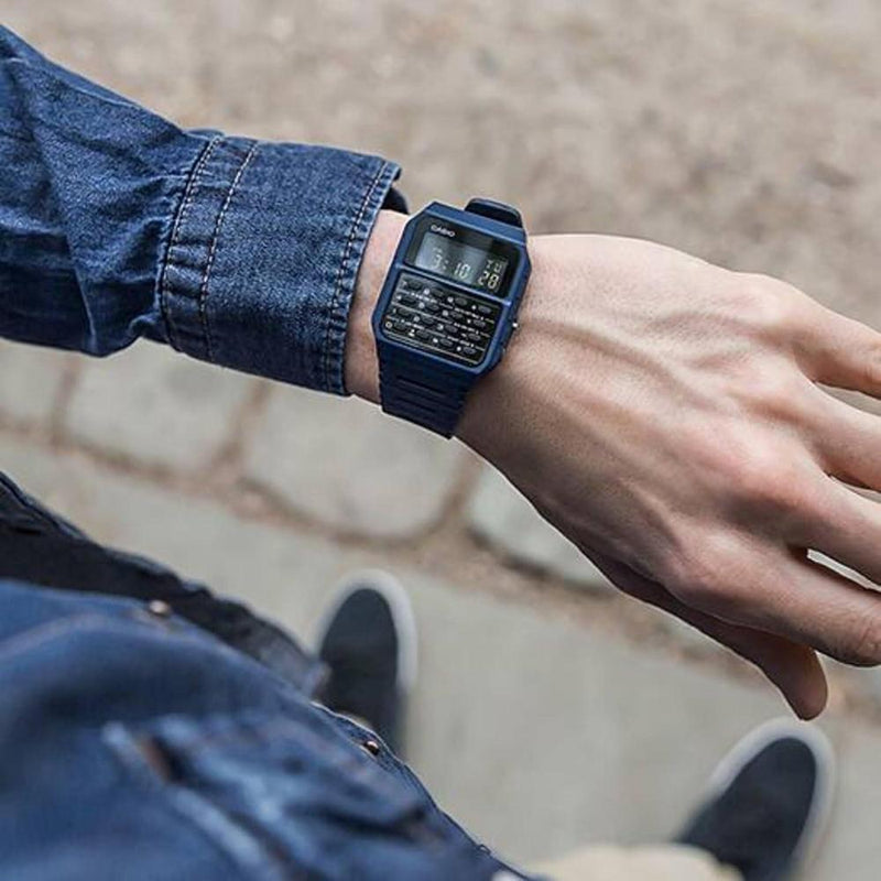 Casio CA-53WF-2B reloj digital para hombre con calculadora y correa azul, diseño retro original y elegante