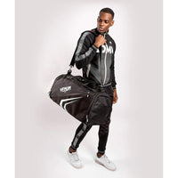 Bolsa deportiva Trainer Lite Evo de Venum con gran compartimento y ventilación óptima, ideal para deportes