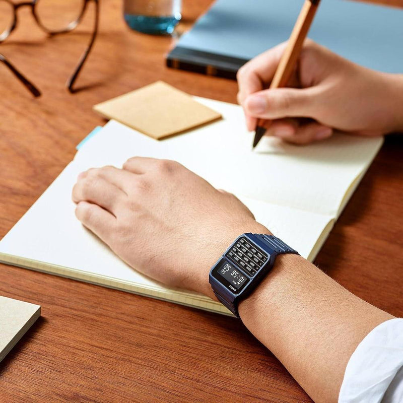Casio CA-53WF-2B reloj digital para hombre con calculadora y correa azul, diseño retro original y elegante