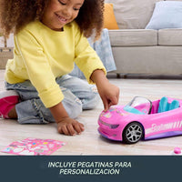 Coche RC Hot Wheels Barbie Convertible Rosa, para 2 Muñecas Barbie y Maletero que Abre, con Hoja de Pegatinas
