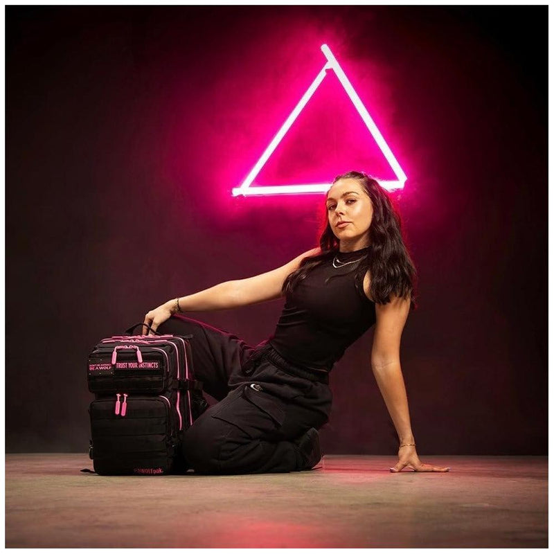 Mochila WOLFpak, versátil y resistente al agua, ideal para viajes o uso diario, con capacidad de personalización y compartimento para laptop