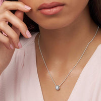 PANDORA Collar de Elegancia Clásica con Circonita Cúbica y Halo de Plata de Ley que Completa Cualquier Estilo