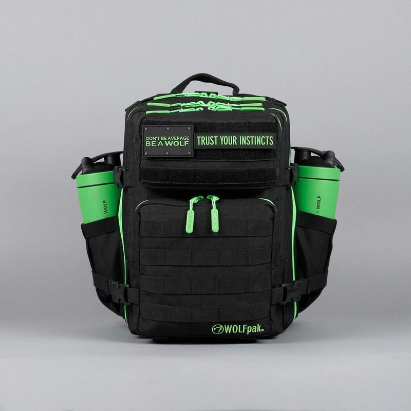 WOLFpak Mochila 25L negro verde neón, resistente al agua, personalizada con parches, ideal para viajes y uso diario