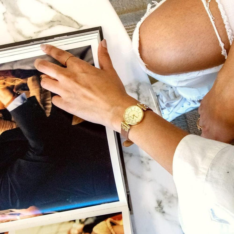 Reloj de pulsera Anne Klein para mujer con correa de cuero marrón, diseño clásico y resistencia al agua