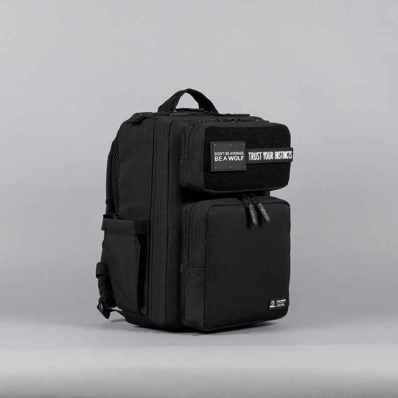 Mochila táctica impermeable WOLFpak con capacidad de 15L, diseño en color negro, personalizable y durable