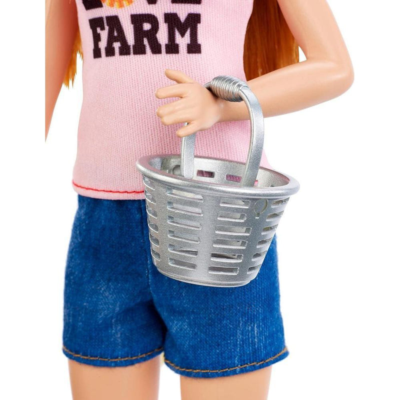 Barbie Chicken Farmer Doll pelirroja con gallinero, 3 gallinas, 2 pollitos y más. Juguete temático de carrera para niños de 3 a 7 años