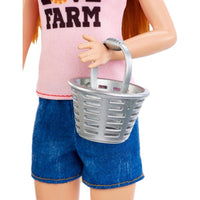 Barbie Chicken Farmer Doll pelirroja con gallinero, 3 gallinas, 2 pollitos y más. Juguete temático de carrera para niños de 3 a 7 años