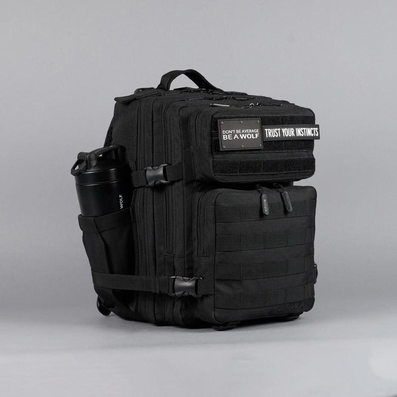 WOLFpak Mochila Negro Alpha de 25L resistente al agua, ideal para viaje o uso diario, con compartimento seguro y personalizable