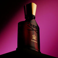 Creed Carmina, un perfume de lujo para mujer que combina fragancias florales y amaderadas, ideal para resaltar elegancia y personalidad