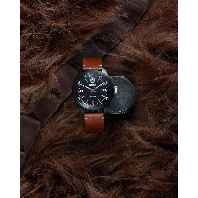 Citizen Eco-Drive Star Wars Chewbacca, correa de acero inoxidable negro sobre cuero marrón, movimiento de 3 manecillas