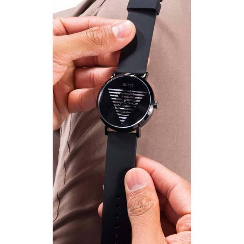 Reloj GUESS para hombre, correa de silicona, esfera negra, movimiento de cuarzo, resistente al agua y a golpes