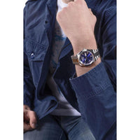Reloj analógico GUESS con elegante diseño azul y plateado, pulsera de acero inoxidable y cierre de hebilla