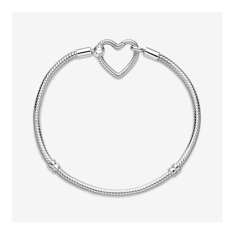 Pulsera Pandora Moments de cadena serpiente con cierre corazón en plata de ley. Compatible con dijes. Incluye caja de regalo