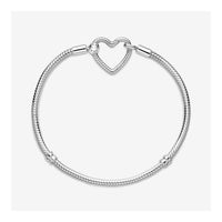 Pulsera Pandora Moments de cadena serpiente con cierre corazón en plata de ley. Compatible con dijes. Incluye caja de regalo