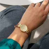 Reloj de pulsera Anne Klein para mujer con correa de cuero marrón, diseño clásico y resistencia al agua