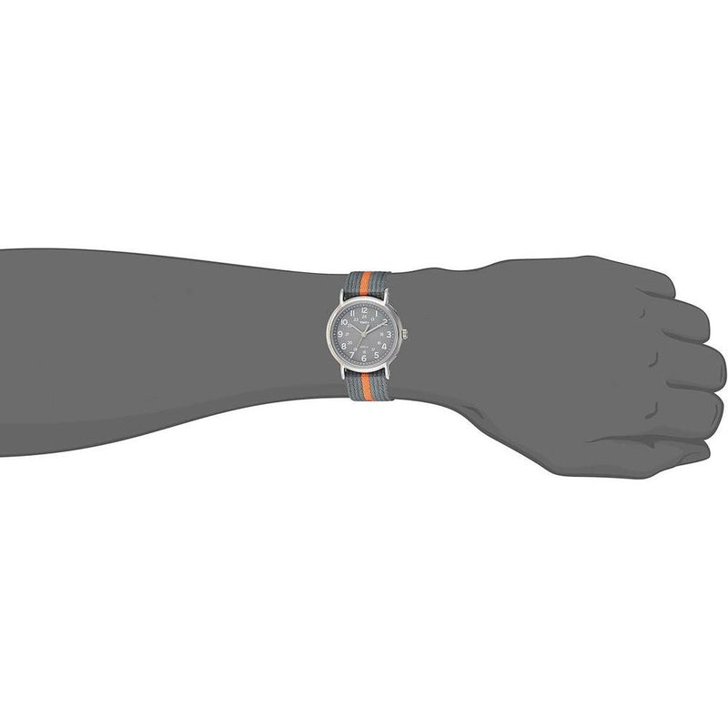 Reloj Timex Weekender Unisex con luz INDIGLO, correa de nailon ajustable, esfera gris y resistencia al agua