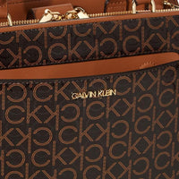 Calvin Klein Margot - Bolso con logotipo texturizado en relieve