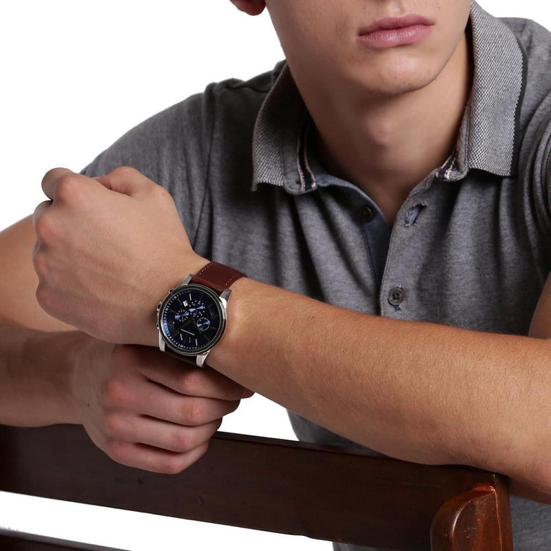 Reloj cronógrafo para hombre Armani Exchange con correa de piel de becerro, elegante y funcional