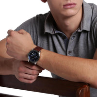Reloj cronógrafo para hombre Armani Exchange con correa de piel de becerro, elegante y funcional