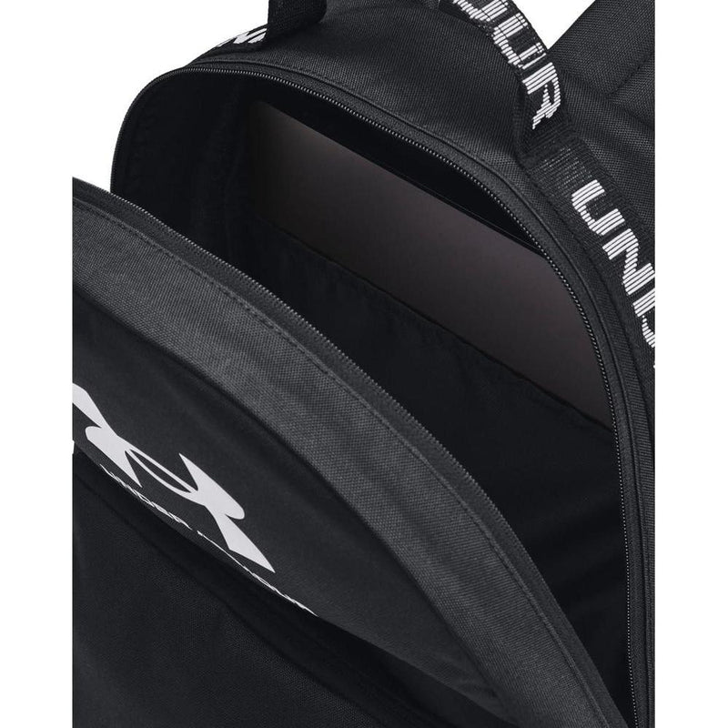Mochila Under Armour Loudon, color Negro y Blanco, diseño casual con tecnología UA Storm, funda para laptop y varios compartimentos.
