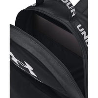 Mochila Under Armour Loudon, color Negro y Blanco, diseño casual con tecnología UA Storm, funda para laptop y varios compartimentos.