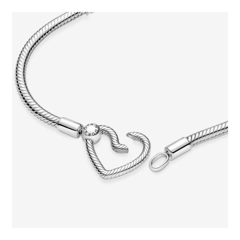 Pulsera Pandora Moments de cadena serpiente con cierre corazón en plata de ley. Compatible con dijes. Incluye caja de regalo