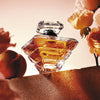 Lancôme Trésor Eau de Parfum con notas de rosa, lila, melocotón y flor de albaricoque, perfume elegante y romántico