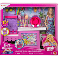 Barbie Mysteries: Muñeca Malibu y Set de Cabina de Juegos de Algodón de Azúcar con 20 Accesorios