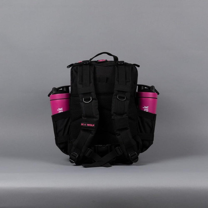 Mochila WOLFpak, versátil y resistente al agua, ideal para viajes o uso diario, con capacidad de personalización y compartimento para laptop