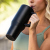 HydroJug Traveler - Vaso moderno con asa y pajilla abatible, resistente a fugas, reutilizable, aislado de acero inoxidable con base de goma