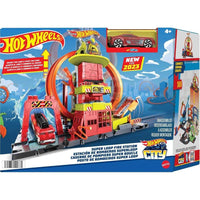 Hot Wheels City con auto de juguete, elevador manual, rampa temática y conexión a otros sets, Estación de Bomberos con super loop