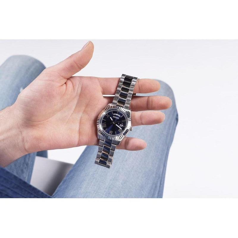 Reloj analógico GUESS con elegante diseño azul y plateado, pulsera de acero inoxidable y cierre de hebilla