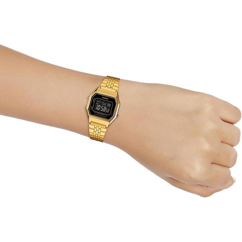 Reloj Casio para mujer modelo LA680WGA-1B, diseño dorado en metal con mecanismo de cuarzo, funciones de alarma y calendario