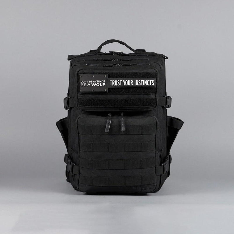 WOLFpak Mochila Negro Alpha de 25L resistente al agua, ideal para viaje o uso diario, con compartimento seguro y personalizable