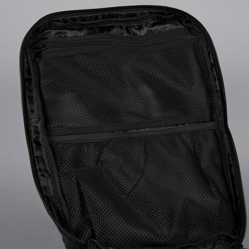 Mochila táctica impermeable WOLFpak con capacidad de 15L, diseño en color negro, personalizable y durable