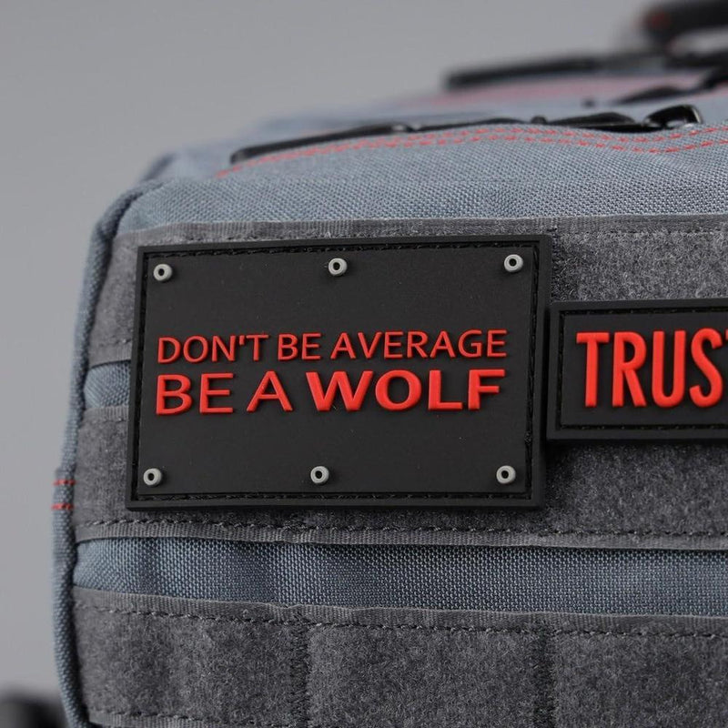 Mochila táctica WOLFpak de 45L color yunque gris para camping, senderismo, gimnasio, personalizable con parches y resistente al agua