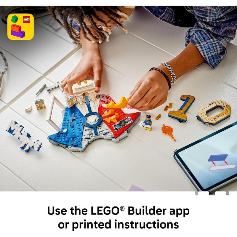 LEGO Editions Kylian Mbappé - Juego de construcción para niños y niñas, regalo de fútbol coleccionable con placa y decoración