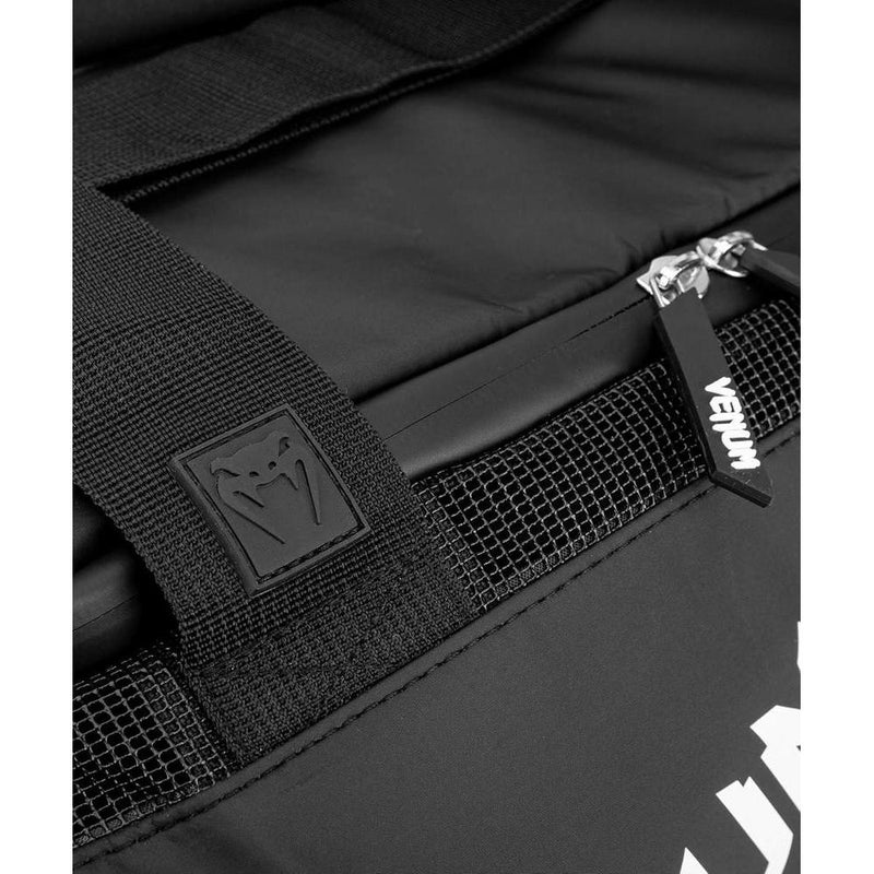 Bolsa deportiva Trainer Lite Evo de Venum con gran compartimento y ventilación óptima, ideal para deportes