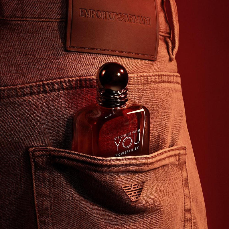 Armani Beauty - Más fuerte contigo poderosamente - Fragancia cálida y picante para hombre con castaño y cereza dulce