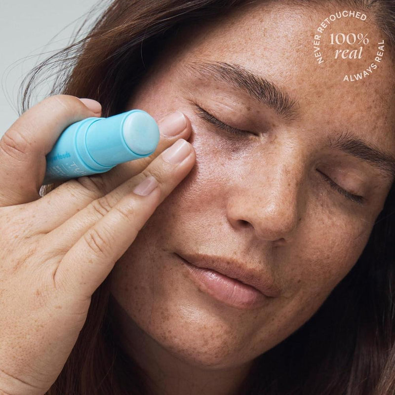 Bálsamo Para Ojos Tula Glow & Get It, Hidrata E Ilumina Área Debajo De Ojos, Trata Ojeras, Portátil Y Perfecto Para Usar En Movimiento, 10g