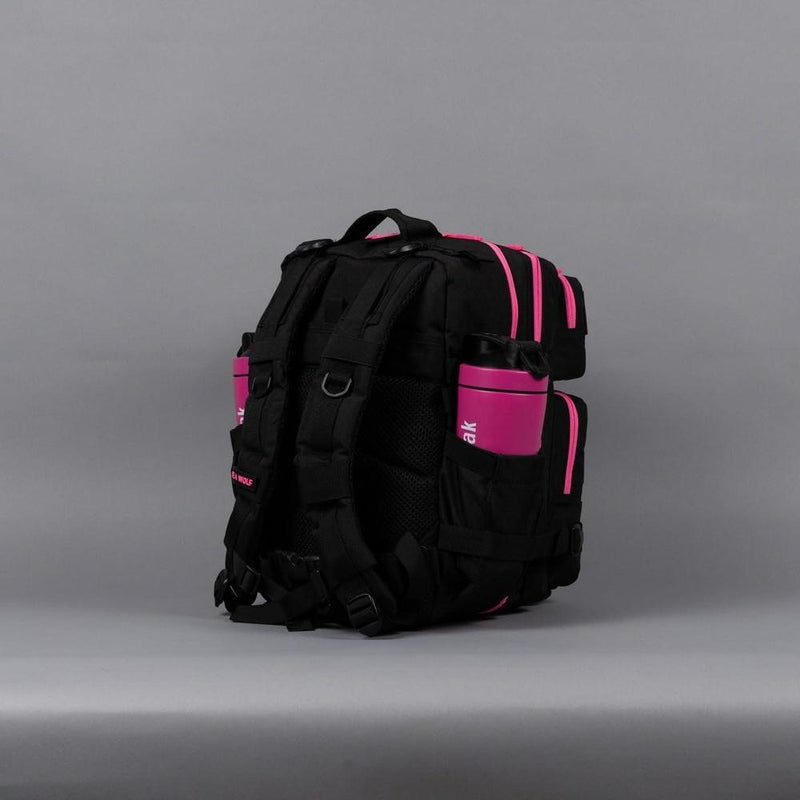 Mochila WOLFpak, versátil y resistente al agua, ideal para viajes o uso diario, con capacidad de personalización y compartimento para laptop
