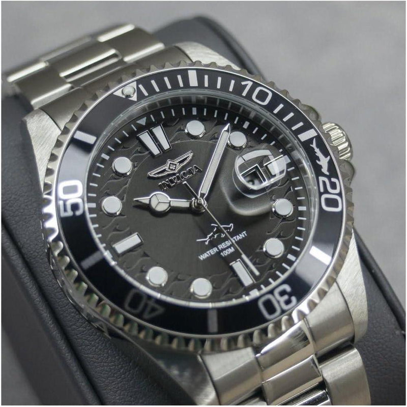 Reloj de cuarzo Pro Diver Invicta para hombre con correa de acero inoxidable, modelo 30020, diseño sofisticado y funcional