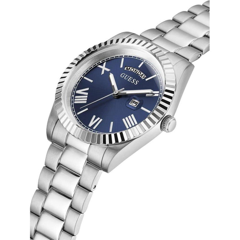 Reloj analógico GUESS con elegante diseño azul y plateado, pulsera de acero inoxidable y cierre de hebilla