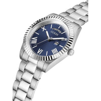 Reloj analógico GUESS con elegante diseño azul y plateado, pulsera de acero inoxidable y cierre de hebilla